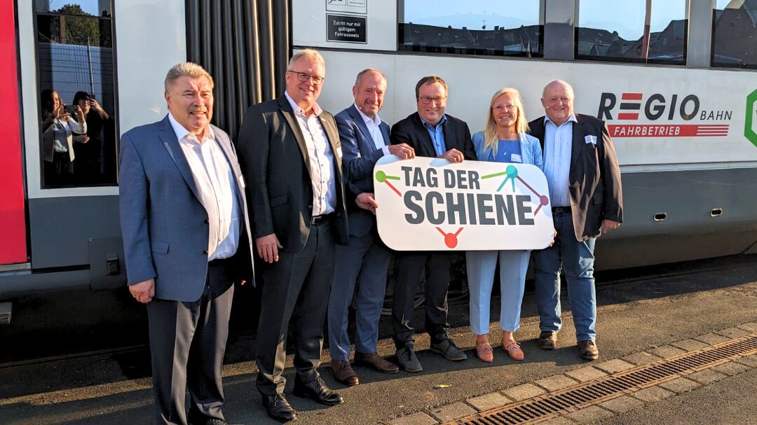 v.l.n.r. Heiner Cöllen (Aufsichtsratsvorsitzender Regiobahn), Dirk Flege (Allianz pro Schiene), Oliver Wittke (Vorstandssprecher Verkehrsverbund Rhein-Ruhr), Oliver Krischer (Minister für Umwelt, Naturschutz und Verkehr des Landes Nordrhein-Westfalen), Ulla Kempf (Geschäftsführerin Eisenbahnverkehr des VDV), Heinrich Brüggemann (Projektleiter 