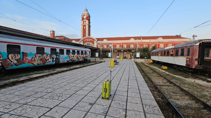 Bahnhof Varna. Die Hafenstadt am Schwarzen Meer ist mit 311.000 Einwohnern die drittgrößte Stadt Bulgariens und war früher Teil des Orient-Express-Strecke Paris-Istanbul.