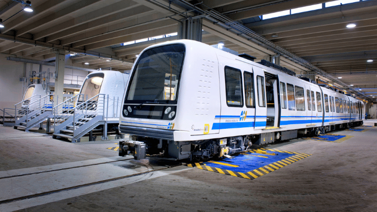 Vollautomatische Züge in Brescia warten auf ihren Einsatz.